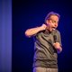 Comedian wordt cabaretier: medische miserie of niet, Bas Birker zeikt vrolijk België af ★★★★☆