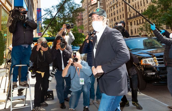 Archiefbeeld. Michael Cohen arriveert bij zijn appartement in New York nadat hij uit voorzorg werd vrijgelaten vanwege corona. (21/05/2020).
