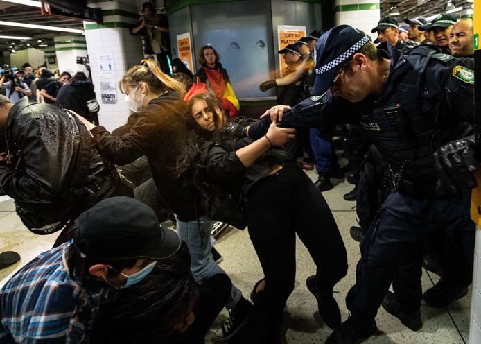 De politie spuit pepperspray in het gezicht van een betoogster in Central Station, Sydney.