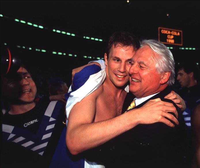 Innige omhelzing tussen Fagard en huidig Genk-coach Clement na de bekerwinst in 1998.