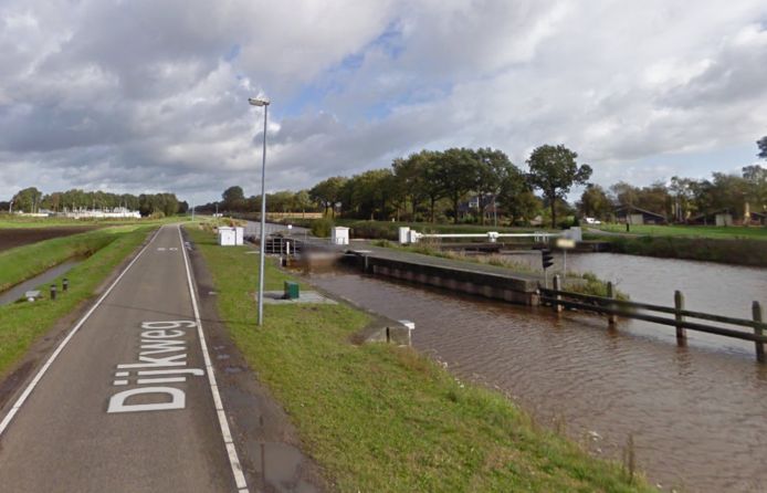 Het ongeval gebeurde aan de Dijkweg bij Veelerveen.