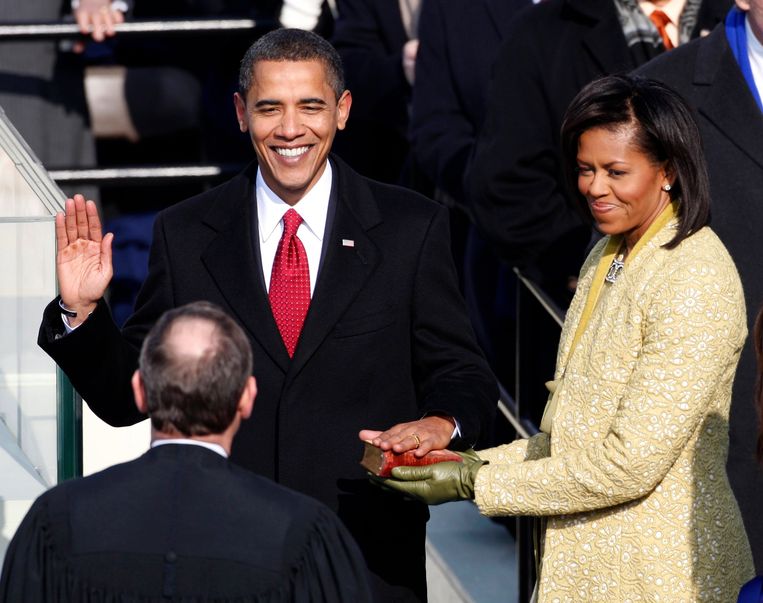 Barack Obama in 2009 tijdens zijn niet helemaal volgens de regels verlopen inauguratie. Op de rug gezien John Roberts, de hoogste rechter van de VS. Beeld REUTERS