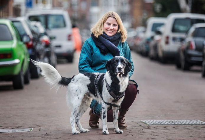Daphne Groenendijk, directeur van de Koninklijke Hondenbescherming, met haar hond Boris. Dinsdag biedt zij een petitie aan in de Tweede Kamer over vuurwerkstress bij honden.
