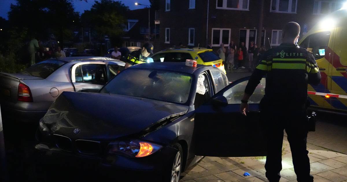 Auto rijdt met hoge snelheid tegen stilstaande auto: één gewonde