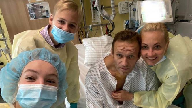 Navalny deelt foto uit ziekenhuis: Ik kan weer zelf ademen