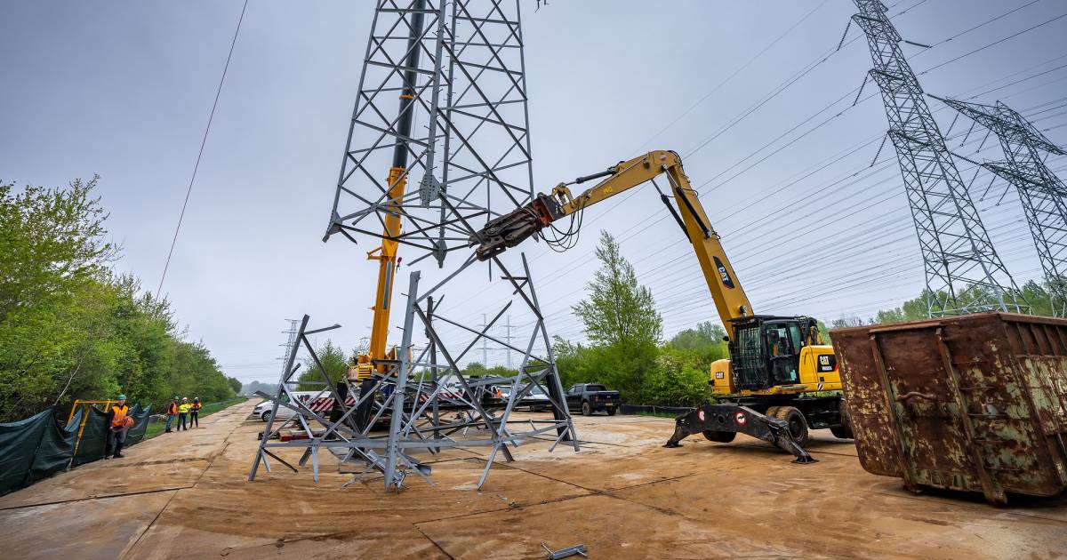 sloopt bijna 40 kilometer aan oude hoogspanningslijnen in de Zak
