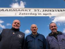 ‘Voor goed weer op de jaarmarkt in Sint Jansteen steken we in de kapel een kaarsje op’