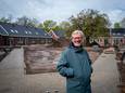 Ron Ensink bij de Thijsniedershof in Oldenzaal, het eerste ‘knarrenhof’-project in de stad.