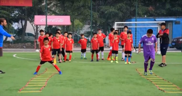 Qingdao Red Lions tijdens een trainig van de jeugd. Beeld 