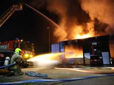 Vlammen slaan uit dak van bedrijfsverzamelgebouw in Bergschenhoek