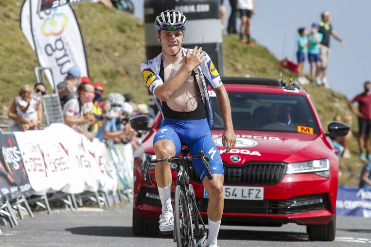 Remco Evenepoel komt als eerste boven op de Picon Blanco, donderdag in de Ronde van Burgos. Beeld Photo News