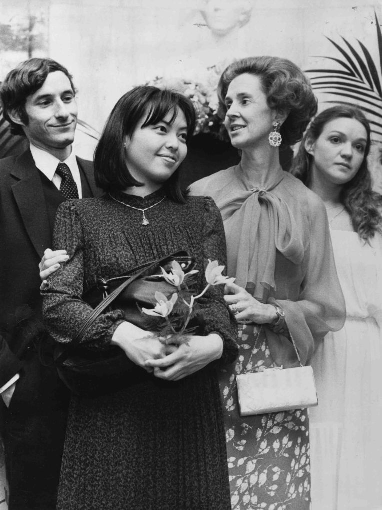 De Japanse violiste Yuzuko Horigome, hier in het gezelschap van koningin Fabiola, won in 1980 als eerste Aziatische de Koningin Elisabethwedstrijd. Beeld Belga