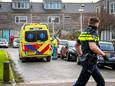 Buurtbewoners kijken toe hoe hulpverleners het slachtoffer behandelen in het Meidoornhof in Krimpen aan den IJssel.