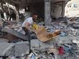 Un homme fouille les décombres d'un bâtiment détruit à Rafah, ce 25 avril (archives).