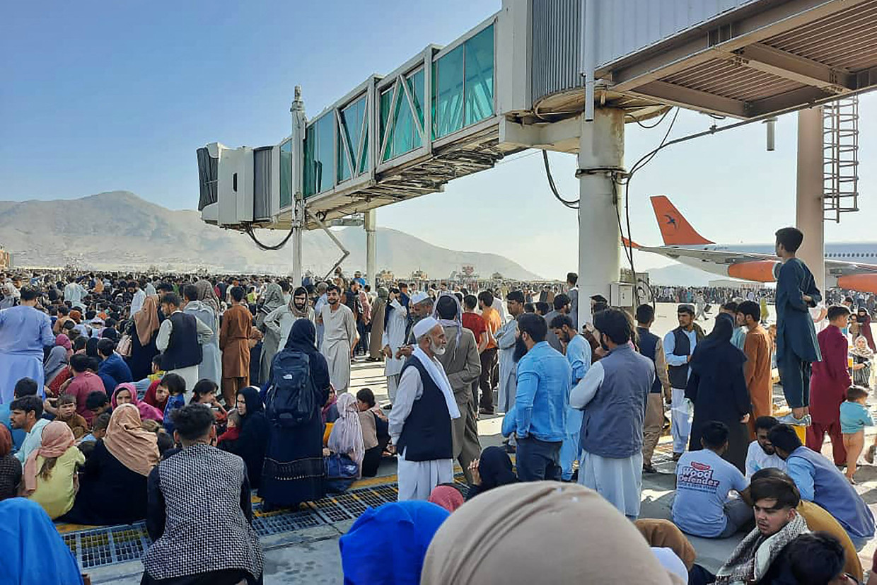 Saat jalanan di Kabul sepi, bandara malah kacau balau