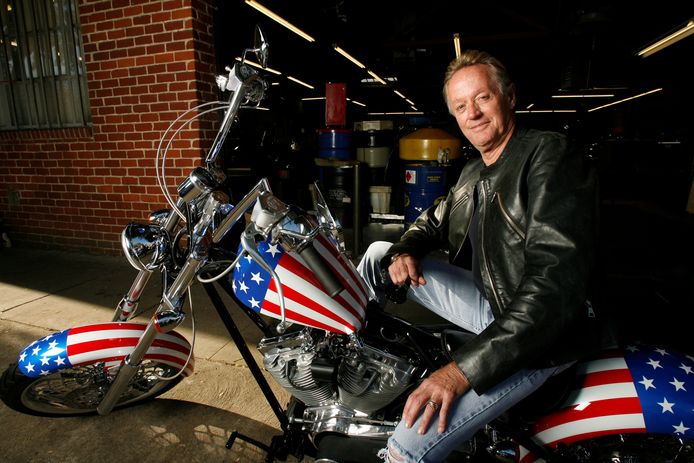 Peter Fonda in 2009 op een replica van de ‘Captain America’, de iconische Harley Davidson die hij in ‘Easy Rider’ bereed.