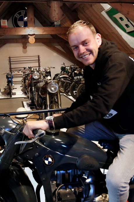 Anne (25) begon met verkoop klassieke motorfietsen, nu is het wereldwijde handel: 'Uit de hand gelopen hobby’