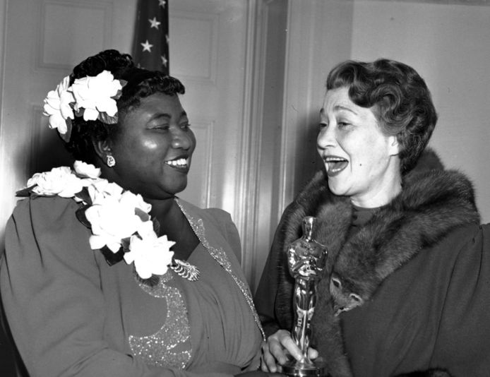 Hattie McDaniel, links, krijgt de Oscar uit handen van Fay Bainter