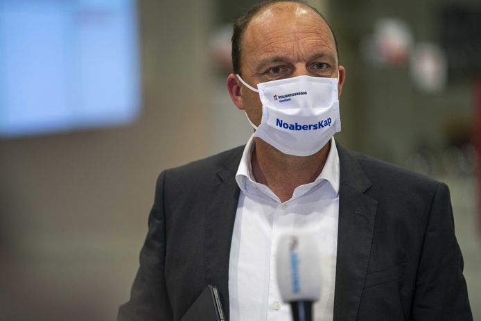 Burgemeester Peter Snijders van Zwolle is voorzitter van Veiligheidsregio IJsselland. De elf burgemeesters pleiten voor verdere versoepelingen: 'Kijken naar wat wél kan'.