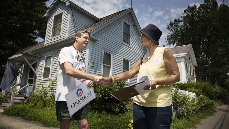 De 73-jarige Marjorie Guess voert deur aan deur campagne voor Obama in het stadje Keenes in New Hampshire, juli 2008. Beeld Daniel Rosenthal
