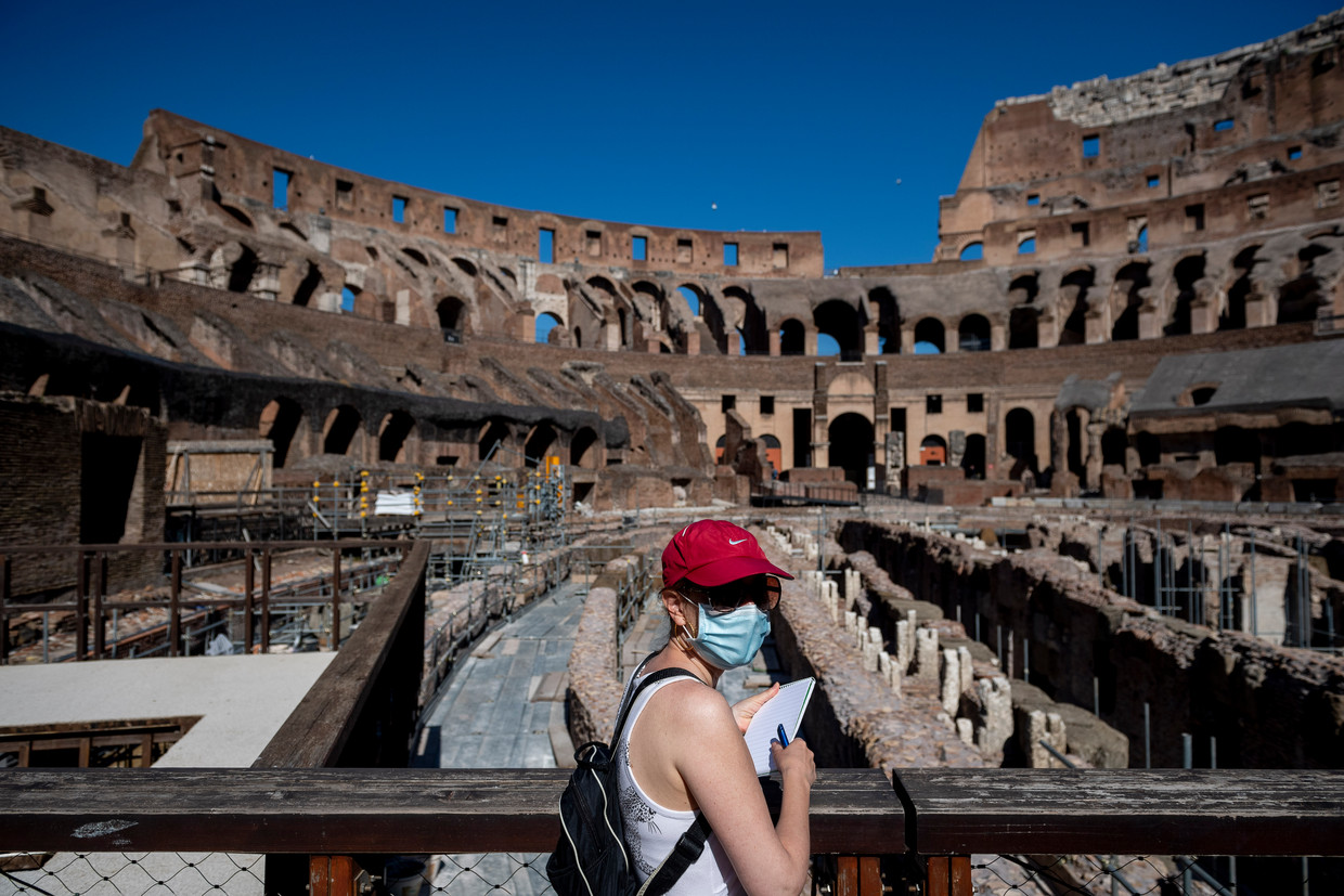 Langzaam gaat het Colossum, één van de belangrijkste toeristische trekpleisters van Rome, weer op.  Beeld Getty Images