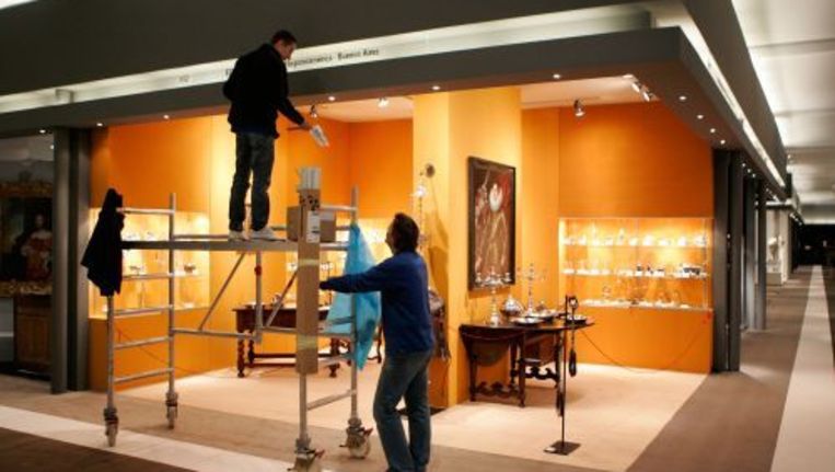 Standbouwers aan het werk op de kunstbeurs Tefaf in Maastricht. ANP Beeld 
