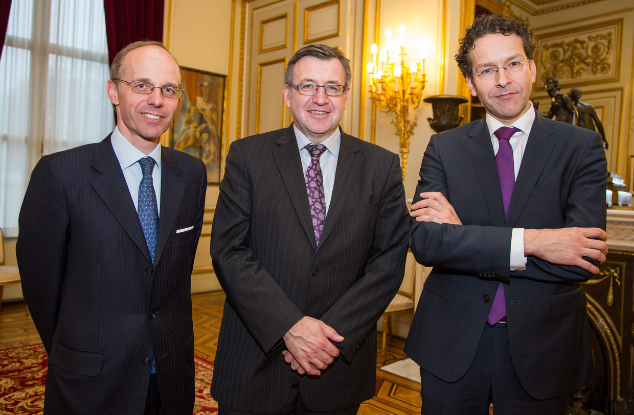 Dijsselbloem (rechts) en zijn ambtsgenoten Frieden (Luxemburg, midden) en Vanackere (links, België). Beeld EPA