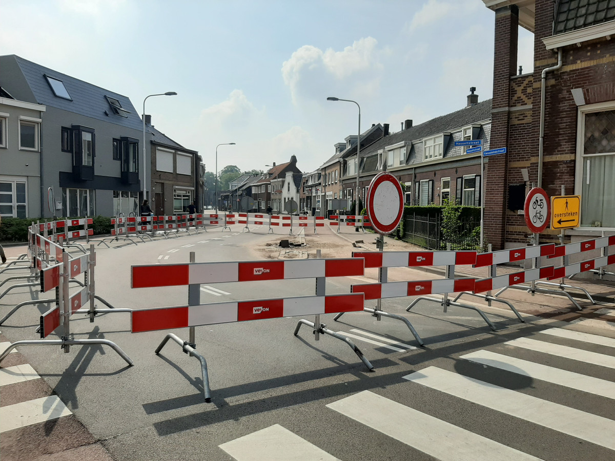 De afgesloten kruising tussen de Kwaadeindstraat en de Hasseltstraat in Tilburg.