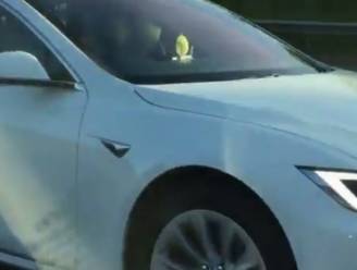 Ophef in Verenigd Koninkrijk: Tesla-eigenaar kruipt op passagiersstoel en laat auto zelf rijden