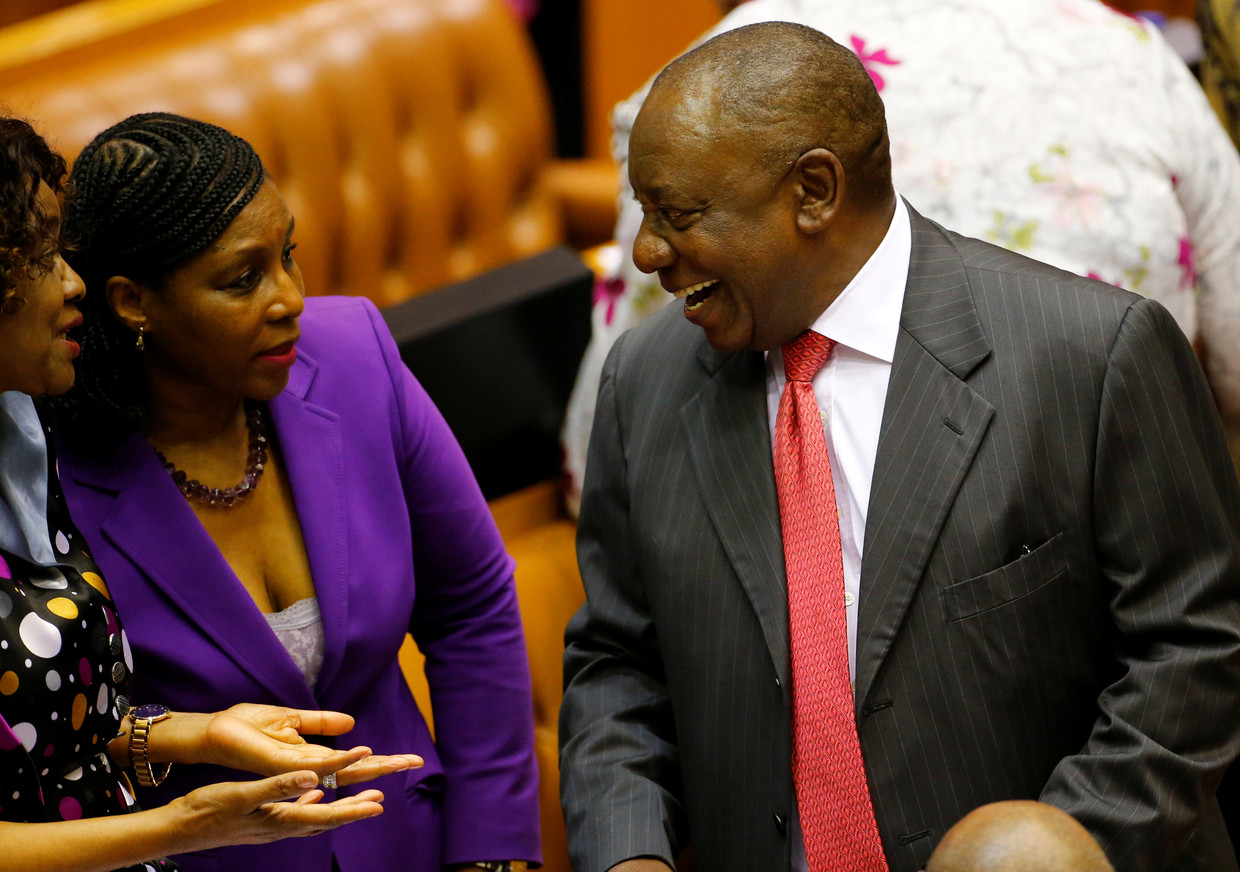 Cyril Ramaphosa wordt door parlementsleden gefeliciteerd nadat hij op 15 februari tot president is gekozen. Beeld reuters