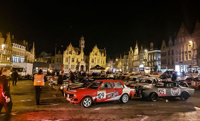 Historische rallywagens in centrum van Ieper met Ypres Historic Rally en Ypres Rally Regularity