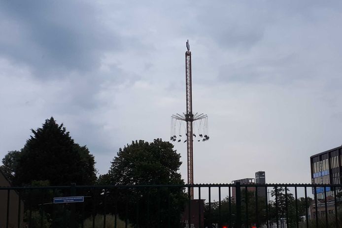 Bezoekers van zweefmolen Aeronaut op de Tilburgse kermis hingen vrijdagavond zeker een kwartier vast op tientallen meters hoogte.