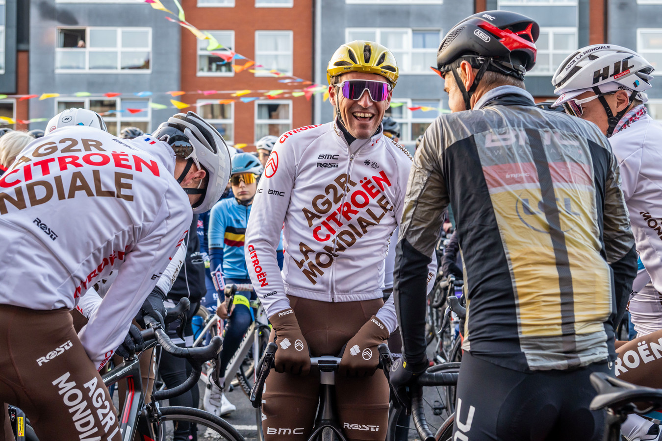 Greg Van Avermaet hangt koersfiets aan de haak na laatste ‘fanride ...