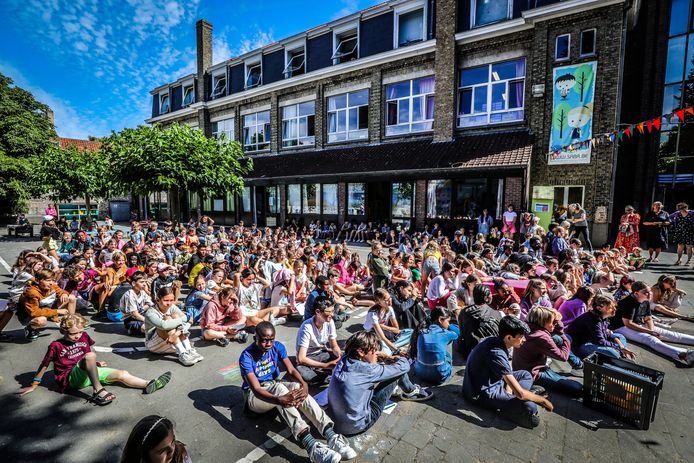 kinderen St Andreas nemen afscheid van hun gebouw middels een receptie en een zoektocht naar verborgen leraars
