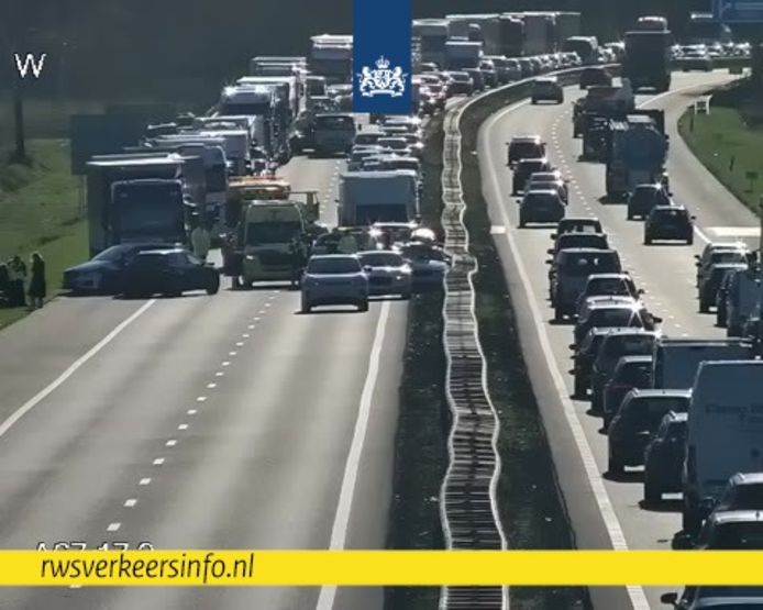De A67 was dicht bij knooppunt De Hogt door een ongeluk met meerdere voertuigen.