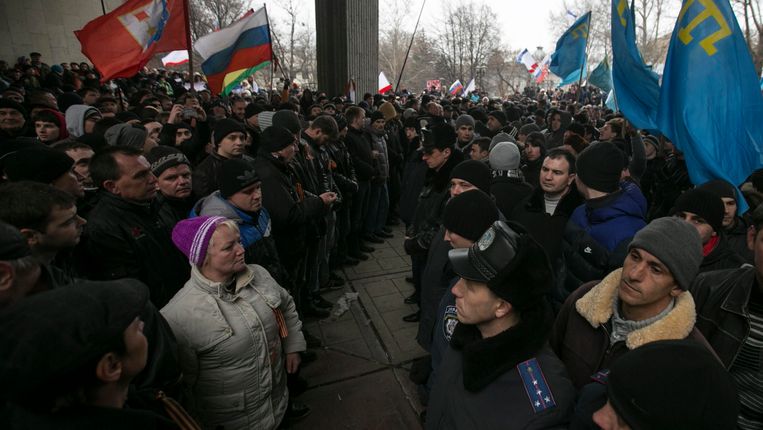 Tijdens een demonstratie in Simferopol moet politie tussen vechtende etnische Russen en Tartaren komen. Beeld REUTERS