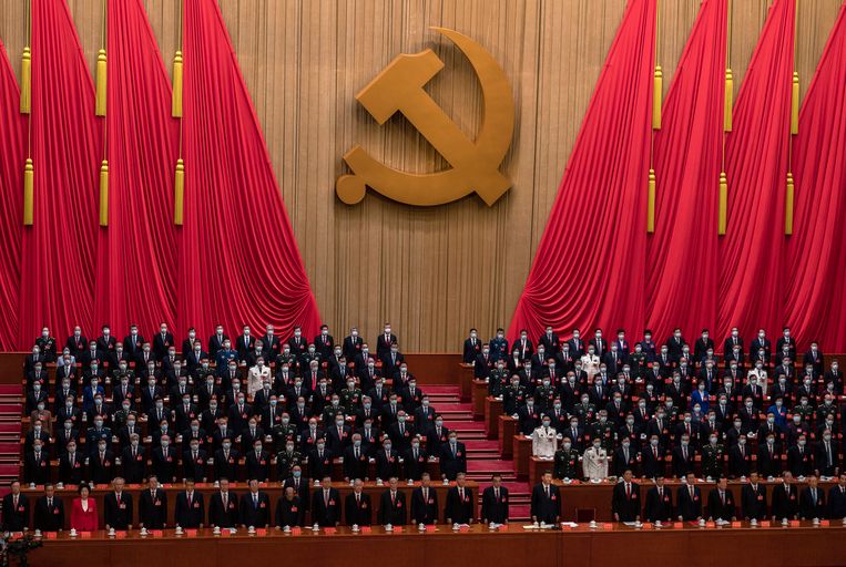 Xi Jinping en andere hooggeplaatsten staan op voor de nationale hymne aan het eind van het 20ste Nationaal Congres van de Communistische Partij in oktober. Holslag: ‘Maoïsten waren internationalisten, maar het China van Xi is nationalistisch.’ Beeld Getty Images