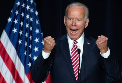 ‘Handtastelijke’ Joe Biden worstelt met nieuwe sociale normen