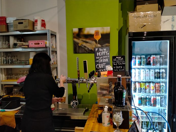 Alexandra Roumans aan de tap in Hops 'N More
