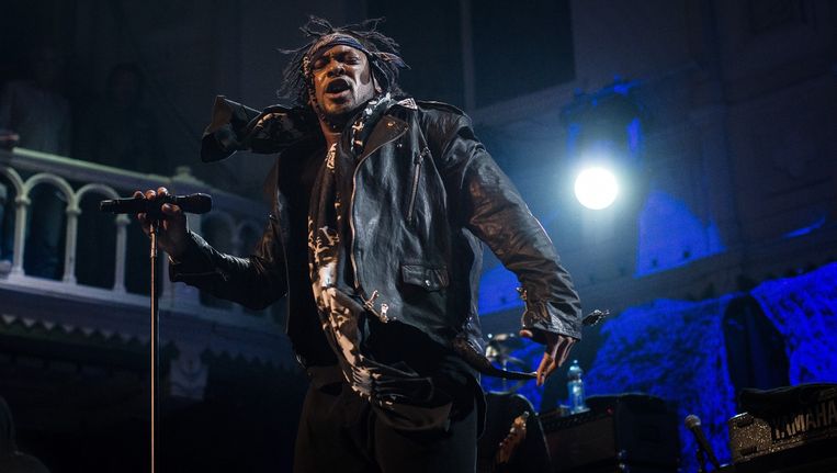 D'Angelo maandag in Paradiso in Amsterdam. Beeld Maarten Steenvoort