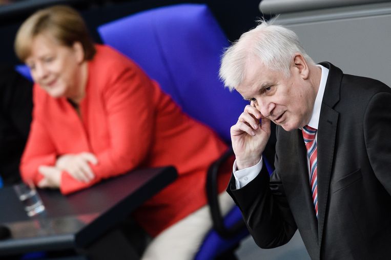 Horst Seehofer (R) en Angela Merkel in de bondsdag, juni 2018.  Beeld EPA