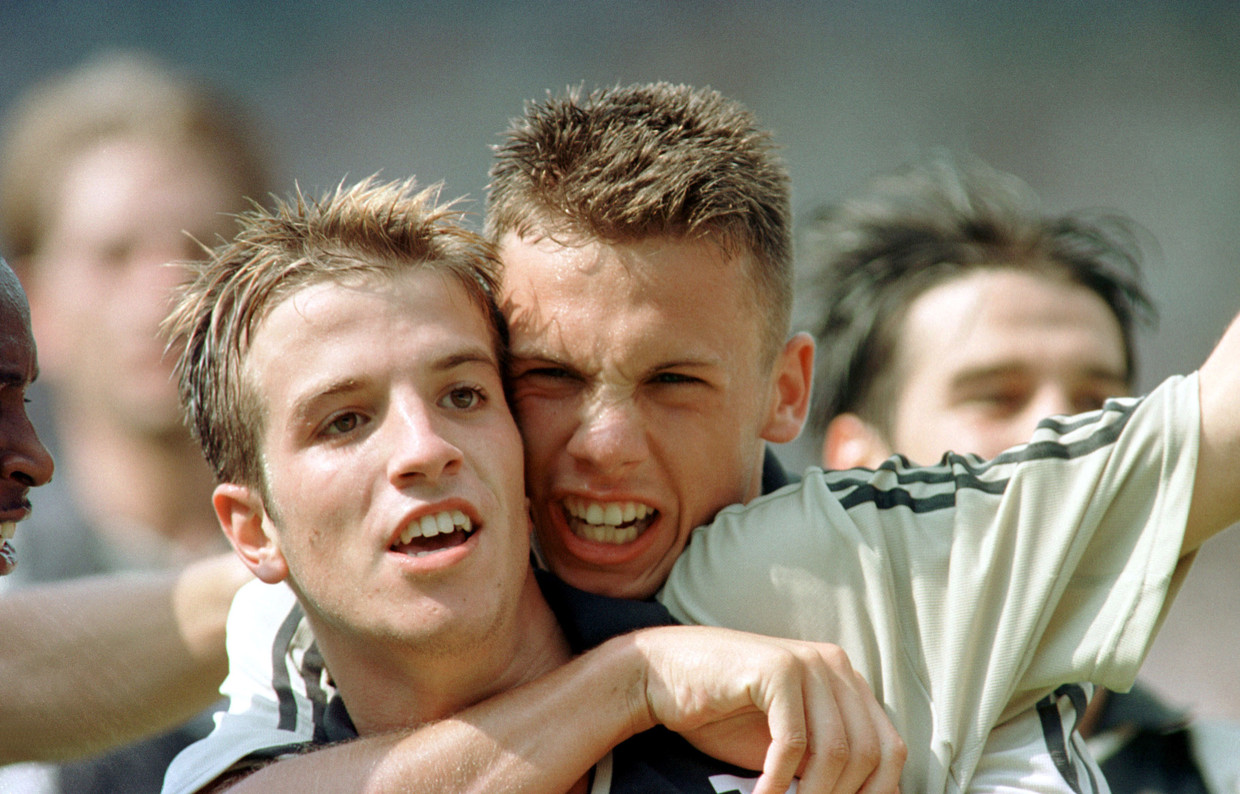 Rafael van der Vaart maakt op 26 augustus 2001 de beslissende goal in De Kuip en viert dat voor een vak woeste Feyenoordsupporters. John Heitinga is eerder ingevallen. Beeld ANP/George Verberne