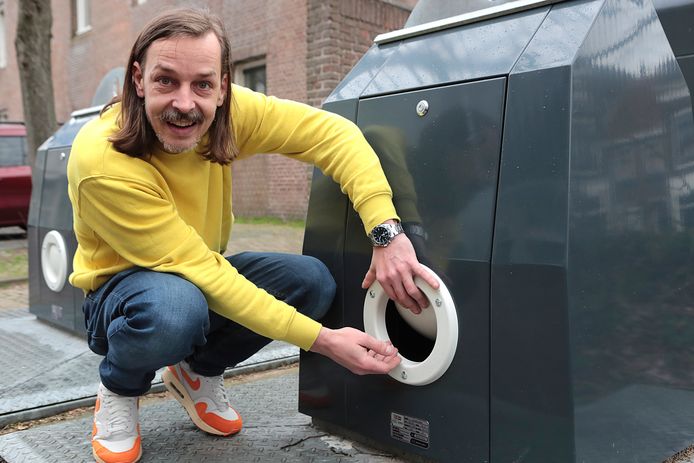 Niels van Zoeren bij de ondergrondse container met ‘kattenluik’: ,,Wie bedenkt zoiets?’’