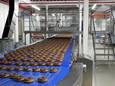 Een van de nieuwe productielijnen van La Lorraine  in Erpe-Mere wordt gebruikt om donuts te bakken en in te vriezen.