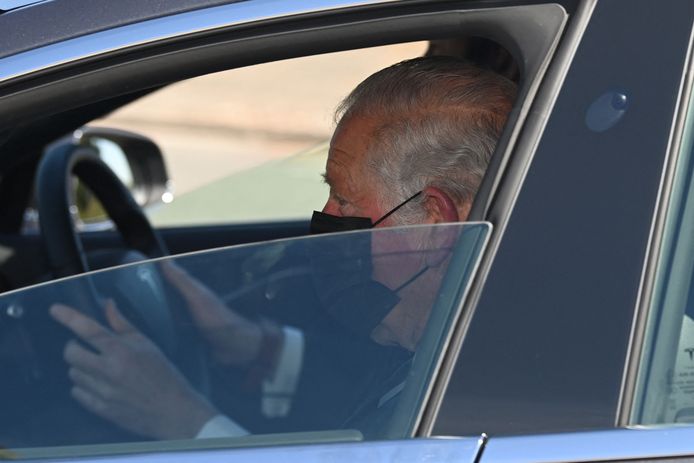 Prins Charles arriveert op de begrafenis van zijn vader.
