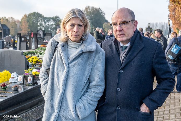 Ilse Uyttersprot deze maand op de begraafplaats bij de herdenking van de slachtoffers van de Bende Van Nijvel, met minister Koen Geens (CD&V).