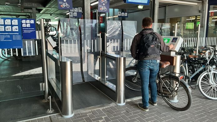 Met een OV-kaart kun je de overdekte fietsenstalling bij NS station Roosendaal in.