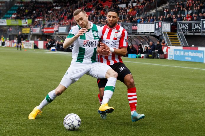 Mike te Wierik van FC Groningen en Mohammed Rayhi van Sparta Rotterdam.