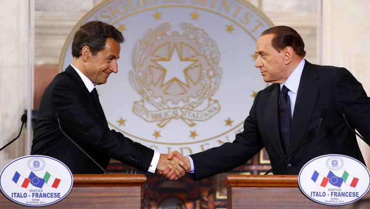 De Franse president Nicolas Sarkozy (L) en de Italiaanse premier Silvio Berlusconi. Foto Beeld reuters