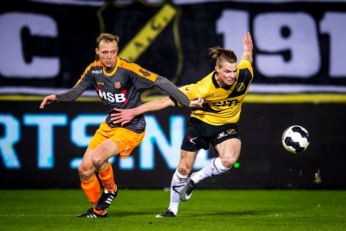 Duel tussen Volendam-speler Henny Schilder en NAC-speler Jari Oosterwijk.